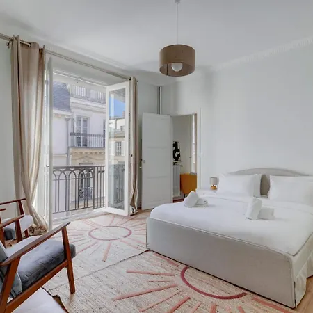 Renaissance Madeleine - Elegant In Madeleine Parigi
